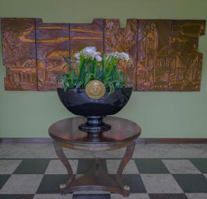 蓬塔格罗萨Village Hotel的画前的花瓶