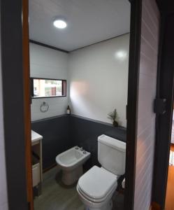 萨尔塔Cantal Tiny house的浴室配有白色卫生间和盥洗盆。