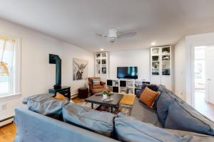 罗克波特High Street Hideaway的客厅配有蓝色的沙发和电视