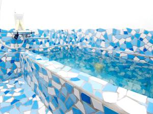 北塩原村兄弟宾馆的拥有蓝色和白色瓷砖的游泳池