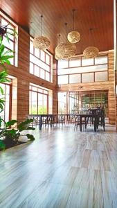 长滩岛长滩岛皮科洛酒店的大型客房设有桌椅和窗户。