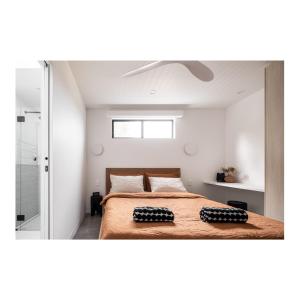 Albion ParkStudio On Park的一间卧室配有一张带两个黑色枕头的床