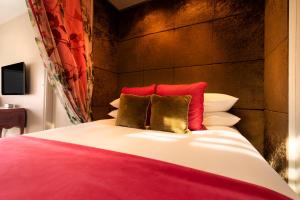 戴尔斯福特弗朗格斯酒店的一间卧室配有红色和金色枕头