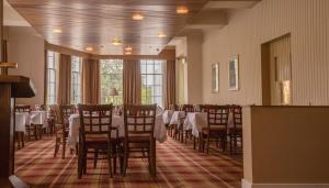 阿罗柴尔阿罗柴尔酒店 - 定制酒店的用餐室设有桌椅和窗户。