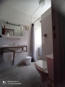 奥雷龙圣乔治hotel l'échappée d'oléron的白色的浴室设有卫生间和水槽。