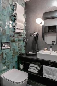 维尔纽斯维尔纽斯路普酒店的一间带卫生间、水槽和镜子的浴室