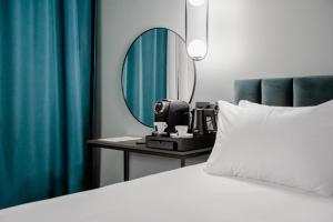 维尔纽斯维尔纽斯路普酒店的一间卧室配有一张床和镜子