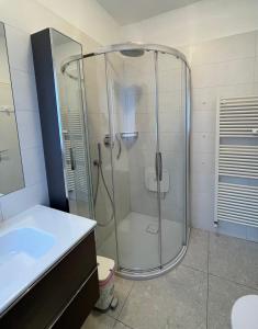 梅拉诺Naif-Home的带淋浴和盥洗盆的浴室