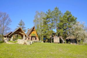 LežimirRustic cottage JARILO, an oasis of peace in nature的一座位于葱郁绿地顶部的大型木屋