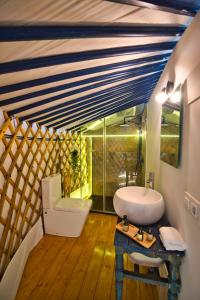 Casas del CastañarGlamping El Jardín De Las Delizias Valle Del Jerte的客房内设有带水槽和卫生间的浴室