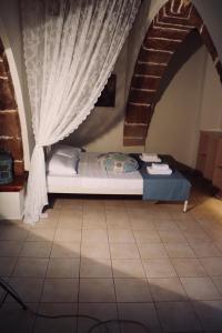 玛利亚The Old House Cottage的一间卧室配有一张带窗帘的床和楼梯