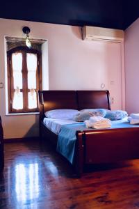 玛利亚The Old House Cottage的一间卧室配有一张带蓝色床单的床和一扇窗户。