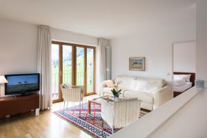 米特尔贝格瓦尔顶门格豪恩旅馆的带沙发和电视的白色客厅