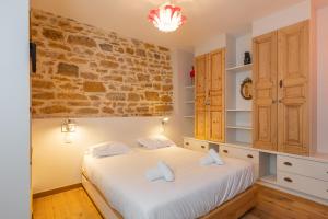 里昂DIFY Chardonnay - Bellecour的一间卧室设有一张床和砖墙