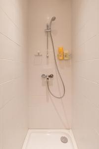 里昂DIFY Chardonnay - Bellecour的带淋浴和卫生间的浴室