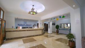 米迪克Marina Beach Appart Hôtel的药店大厅,带吊灯