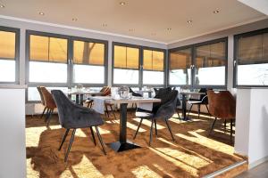 巴特本特海姆Am Berghang的一间带桌椅和窗户的用餐室