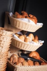 巴特本特海姆Am Berghang的三篮子装满了面包