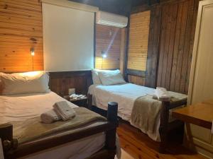 索德瓦纳湾Sodwana Bay Lodge, House 31的酒店客房设有两张床和窗户。
