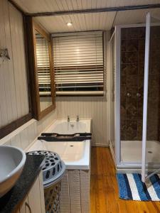 索德瓦纳湾Sodwana Bay Lodge, House 31的带浴缸、水槽和淋浴的浴室