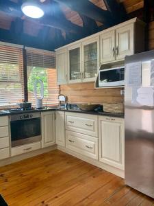 索德瓦纳湾Sodwana Bay Lodge, House 31的厨房配有白色橱柜和蓝色天花板