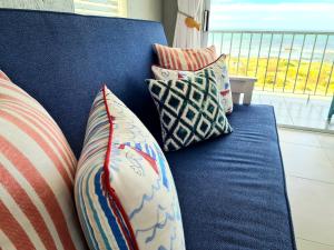 圣赫勒拿湾True North West Coast的蓝色的沙发,上面有几个枕头