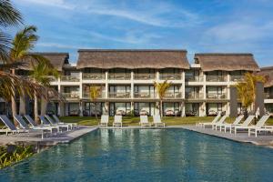 贝尔马尔C Mauritius - All Inclusive的一个带游泳池和椅子的度假胜地和一座建筑