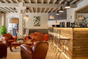 丰维耶瓦尔马约贝斯特韦斯特酒店的酒吧设有棕色皮椅和吧台