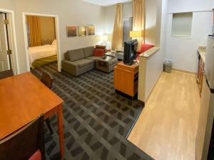 MainStay Suites Middleburg Heights Cleveland Airport的休息区