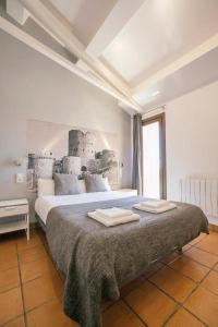 MoyaLa Albacara的一间卧室配有一张大床和两条毛巾