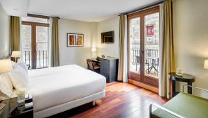 萨拉曼卡Sercotel Puerta de la Catedral的酒店客房设有一张床和一个阳台。