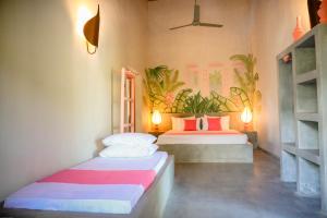 坦加拉Villa Don Bastian的一间客房内配有两张床的房间