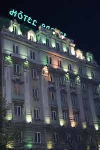 贝尔格莱德宫殿酒店 的一座大建筑,上面有标志