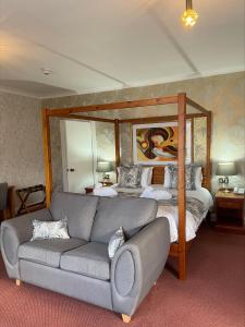 圣亚萨Oriel Hotel的客厅配有沙发和1张床