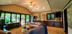 Ban Muang SoiUTOPAI Stone Garden Vacation Home, Pai!的客厅配有沙发和桌子