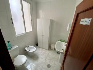 莱昂Hostal Alvarez的一间带卫生间和水槽的小浴室