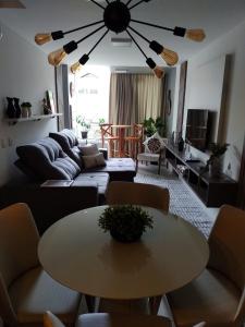 格拉瓦塔尔Apartamento Vida Boa的客厅配有桌子和沙发