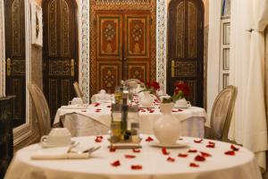 Riad Palais Des Princesses & Spa餐厅或其他用餐的地方