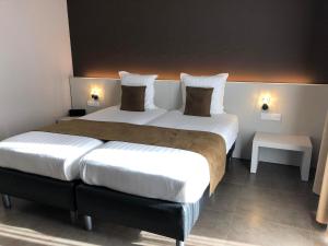 尼乌波特城市之家酒店的一间卧室配有一张大床和两个枕头