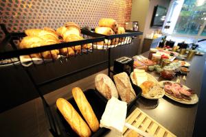 克鲁斯豪坦Travel Hotel Kruisem的面包店,提供各种面包和糕点