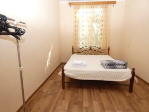 古达乌塔Tyulpan Vacation Home的一间小卧室,配有床和窗户