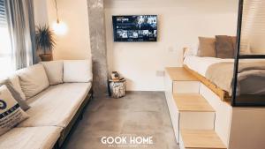 马拉加Gook Home BEACH的客厅配有沙发和1张床