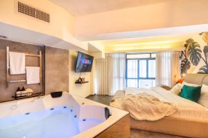 耶路撒冷Mamilla View- Suites & Apt Hotel的一间带浴缸和床的卧室
