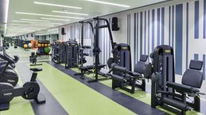 假日酒店 - 多哈 - 商务园的健身中心和/或健身设施