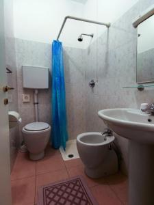 圣巴特罗摩艾美尔安妮塔埃尔伯格酒店的一间带卫生间和水槽的浴室