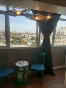 布泽乌Restauro Apartament的客房设有两把椅子和一个美景窗户。