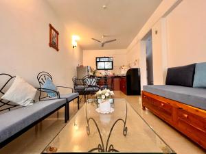 莫尔穆冈Vistara By The Beach Goa的客厅配有两张沙发和一张玻璃桌