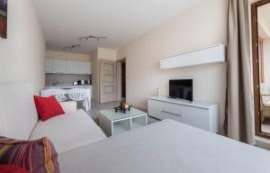 瓦尔纳Stoyanov South Bay - Varna的一间带白色沙发的客厅和一间厨房
