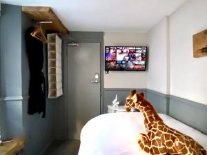 布莱顿霍夫27 Brighton Guesthouse的长颈鹿躺在卧室的床上