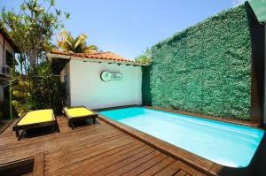 布希奥斯布基亚斯切拉加托旅馆的一个带绿色树 ⁇ 的木甲板上的游泳池